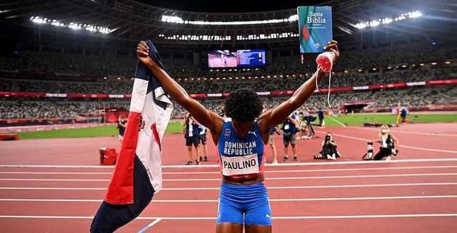La dominicana Marileidy celebra su plata en 400 m. con Biblia y bandera en alto