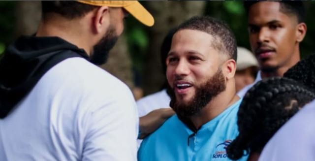 Leia El cantante dominicano ‘El Alfa’ se bautiza junto a su hijo en Santo Domingo