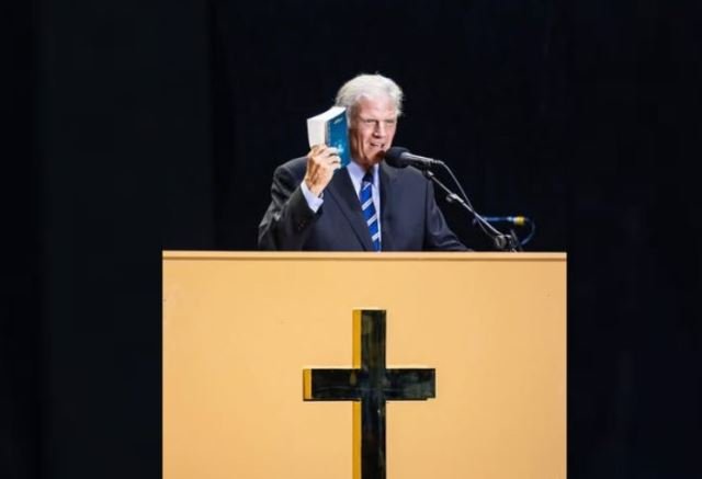 Trump muestra carta de Franklin Graham que le habla del arrepentimiento