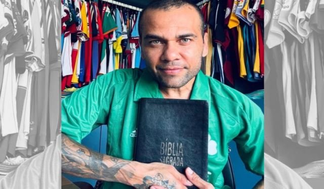 Dani Alves sorprende en IG, Biblia en mano y predicando el Evangelio