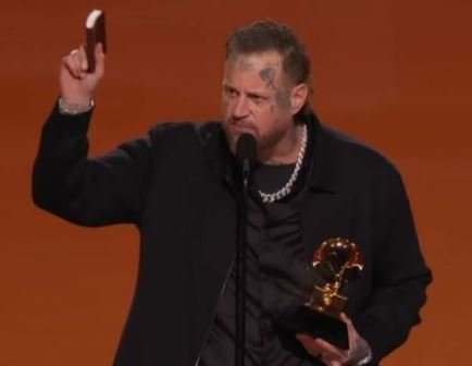 Jelly Roll proclama a Jesús en los Grammy