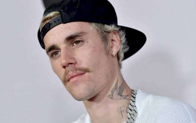 Justin Bieber vende todas sus canciones y se centra en su fe en Jesús